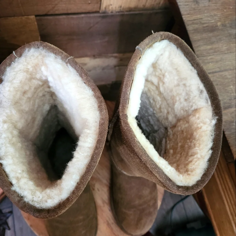 BEARPAW TALL FUR LINED BOOTS-SIZE 8